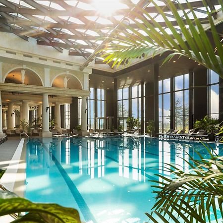 Kings' Valley Medical & Spa Hotel Kazanlŭk Exterior foto The swimming pool at the InterContinental