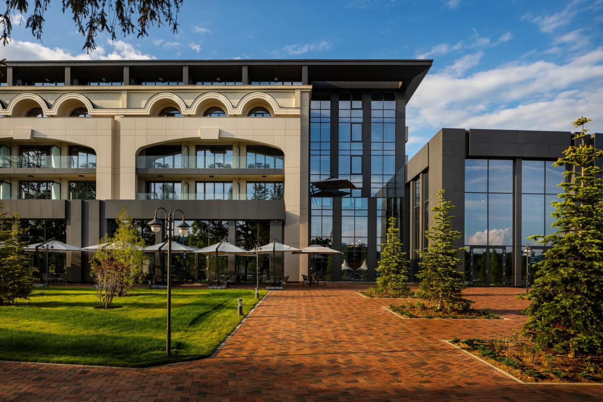 Kings' Valley Medical & Spa Hotel Kazanlŭk Exterior foto The main building of the university