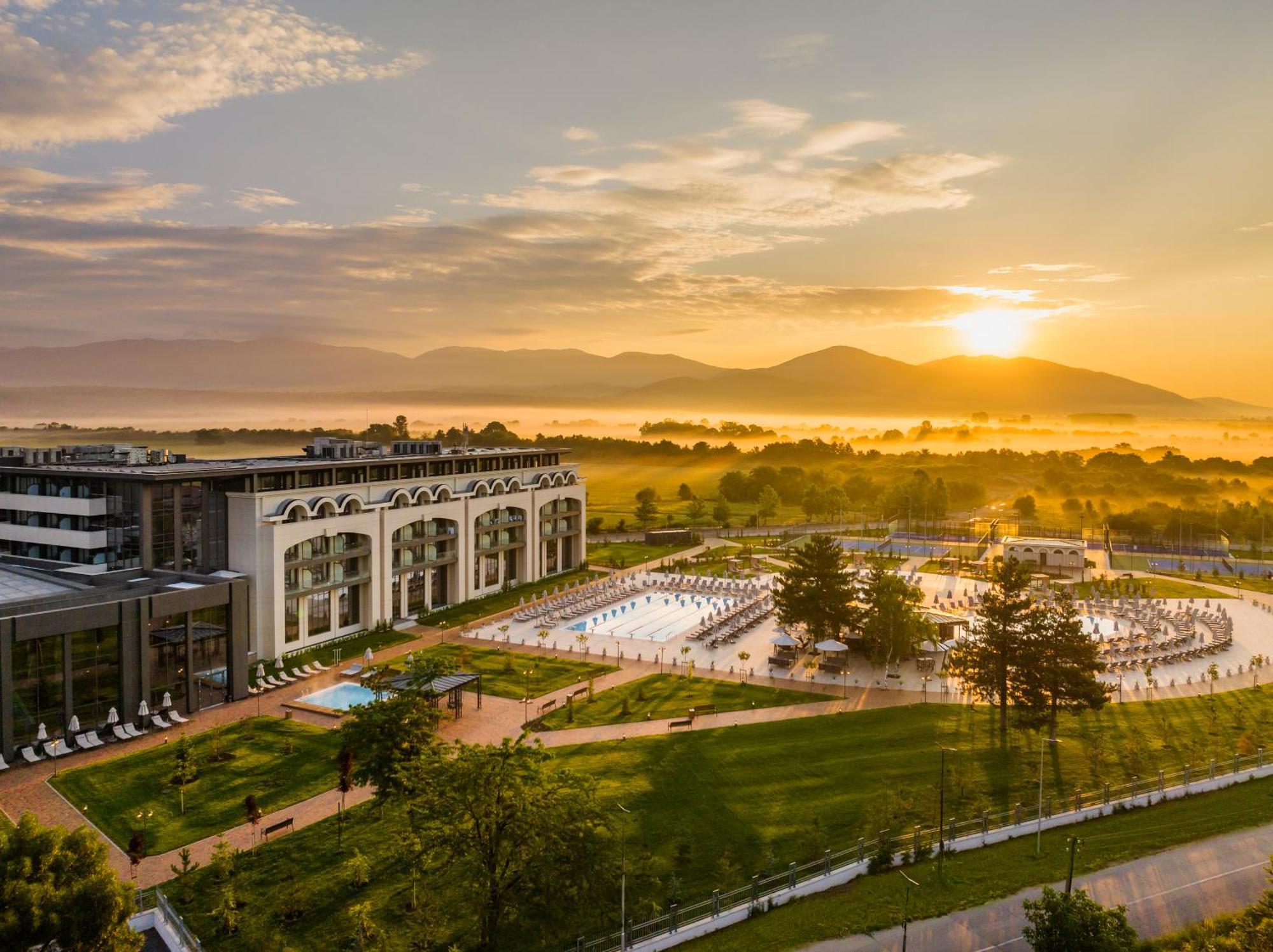 Kings' Valley Medical & Spa Hotel Kazanlŭk Exterior foto Sunset at the hotel