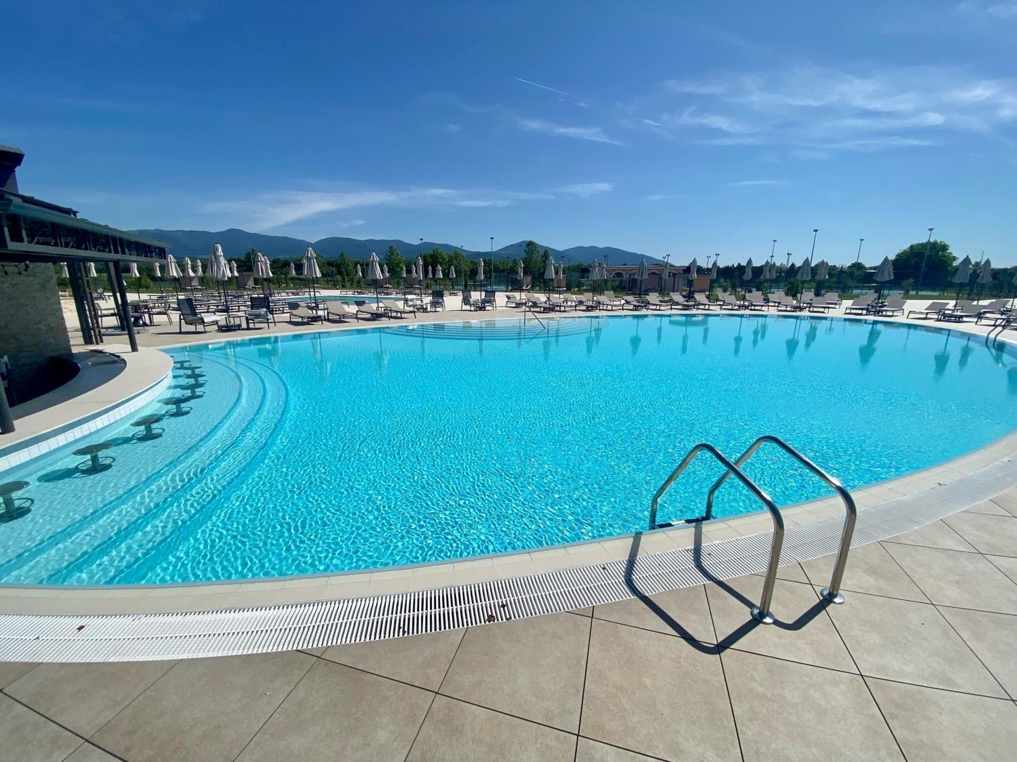 Kings' Valley Medical & Spa Hotel Kazanlŭk Exterior foto The swimming pool at the complex